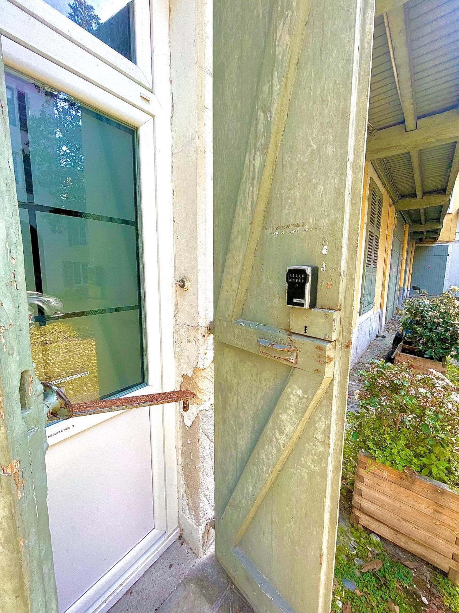 Tiny Stud Apartment Pau Exterior photo